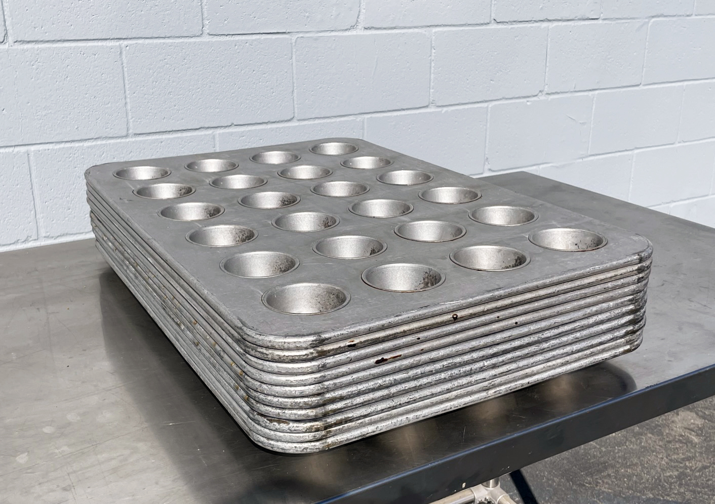 Chicago Metallic 45645 Glazed 24-Cavity Large Muffin Pan